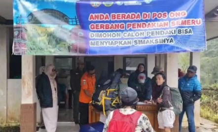 Semeru Meletus, Basarnas Dampingi Evakuasi Ratusan Pendaki - GenPI.co