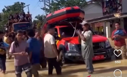 Viral Emak-Emak Ngamuk Saat Evakuasi Banjir, Basarnas: Kami Utamakan Kelompok Rentan - GenPI.co