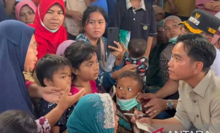 Gibran Bawa Buku Temui Korban Bencana, Janji Rumah Pengungsi Dibangun - GenPI.co