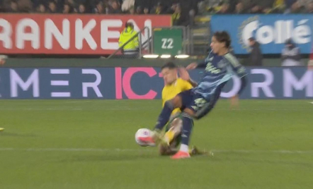 Lakukan Tekel Horor, Justin Hubner Dikecam dan Dinilai Gila Saat Bermain - GenPI.co