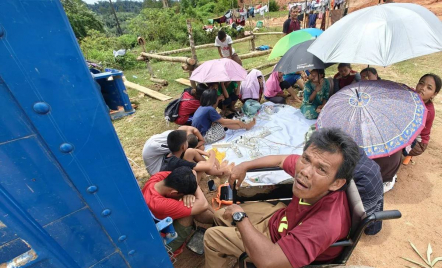 Nekat Jalan Kaki Turun Bukit 4 Jam, Pengungsi Tapanuli Tengah Cari Sinyal dan Listrik - GenPI.co