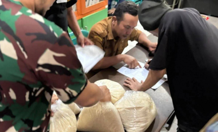 Bulog Siaga 50 Ton Beras di Bandara dan Pelabuhan Sumatra untuk Korban Bencana - GenPI.co