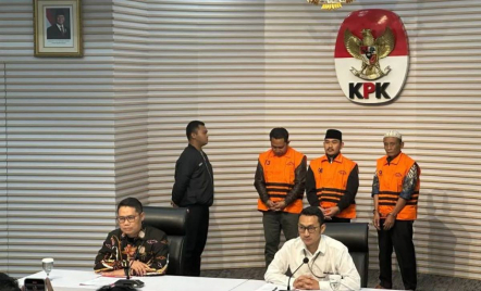 Bupati Bekasi dan Ayahnya Jadi Tersangka Kasus Suap Ijon Proyek - GenPI.co