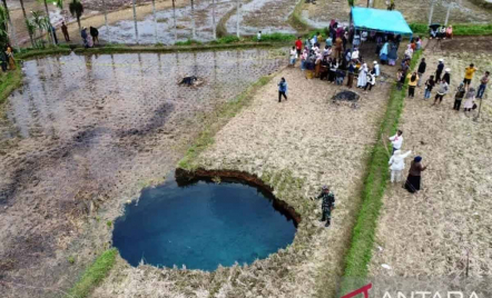 Warga Ambil Air di Lubang Sinkhole Limapuluh Kota, Dipercaya Jadi Obat - GenPI.co