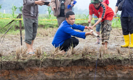 Warga Ambil Air Sinkhole Sumbar untuk Obat, Badan Geologi: Tak Ada Bukti Ilmiah - GenPI.co