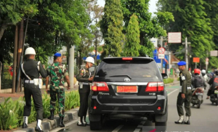 Viral Mobil BMW Pakai Pelat Dinas Kemenhan, Pengemudi Merokok - GenPI.co