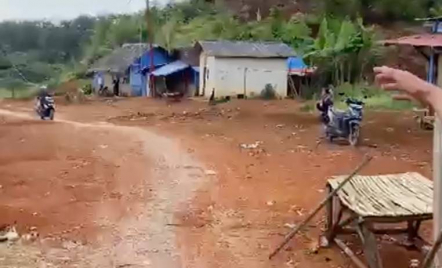 Viral Jalan Perbatasan Banten–Jabar Bak Bumi dan Langit, Aspal Mulus Vs Tanah Merah - GenPI.co