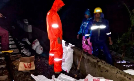 Jalur KA Pantura Kendal Tergenang, Perjalanan Kereta Sempat Tertahan - GenPI.co