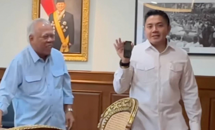 Bikin Ngakak! Seskab Teddy Goda Pak Bas Soal HP Jadul Nokia 1995 - GenPI.co