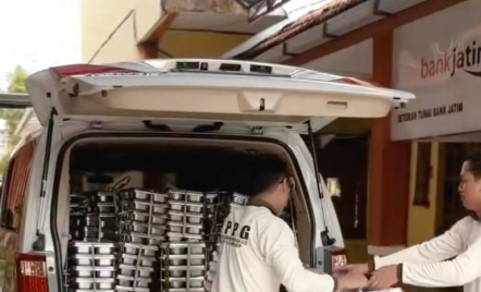 Viral! Makan Bergizi Gratis di Sumenep Ala Sultan, Diantar Pakai Alphard dan Vellfire - GenPI.co