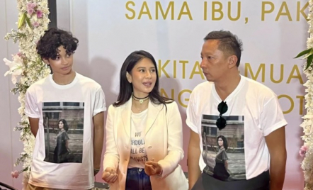 Dian Sastro Tenang saat Jatuh dari Kuda, Kru Film Tegang Banget - GenPI.co