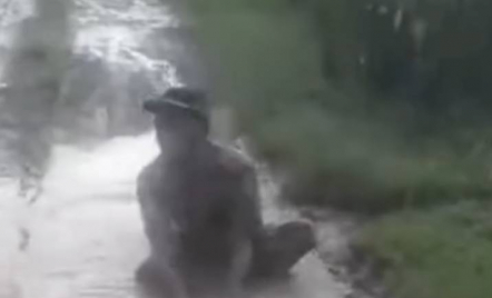 Viral! Kades di Sragen Mandi Lumpur Protes Jalan Rusak - GenPI.co