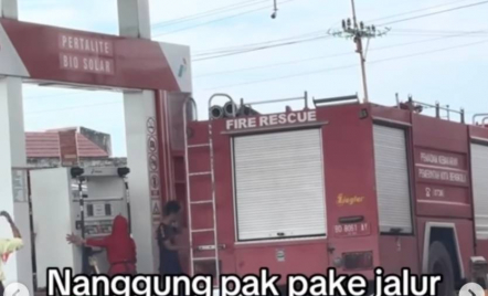 Viral Protes Damkar Serobot Antrean SPBU di Bengkulu, Warga Malah Dihujat Warganet - GenPI.co