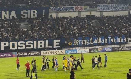 Persib Bandung Tersingkir dari Liga Champions Asia 2 2026, Suporter Masuk ke Lapangan - GenPI.co