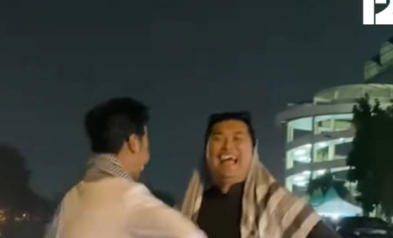 Bikin Salfok! Suporter PSS Sleman Nonton Bola Pakai Baju Koko, Sarung, dan Peci - GenPI.co