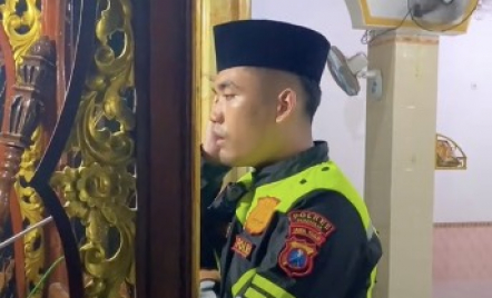 Polisi Muda Azan Merdu di Masjid, Netizen Langsung Meleleh - GenPI.co