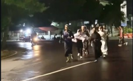 Pelari Kalcer! Anak Muda Ngawi Jogging Setelah Salat Tarawih, Pakai Sarung dan Mukena - GenPI.co