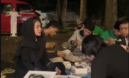 Istri Sahur di Makam Epy Kusnandar, Netizen Terbelah - GenPI.co