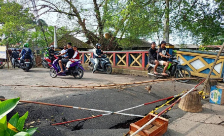 Baru Diperbaiki, Jembatan di Cipayung Jaktim Amblas Lagi, Ganggu Mobilitas Warga - GenPI.co
