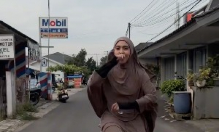 Bunga Kalola Cari Makanan Buka Puasa Naik Sepeda, Aksinya Bikin Netizen Kagum - GenPI.co