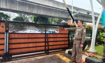 Demo Protes Hiburan Malam di Jaksel, Massa Rusak Pintu Pagar Kantor Wali Kota - GenPI.co