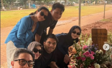Vidi Aldiano Meninggal, Mahalini Jadi Tukang Bersih-Bersih Makam - GenPI.co
