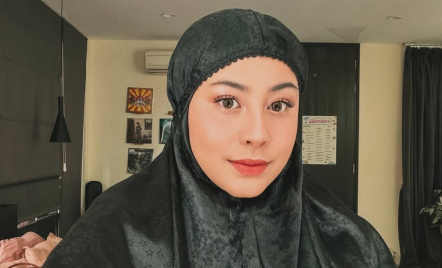 Bantah Isu Pindah Agama, Awkarin Pilih Klarifikasi Saat Lebaran 2026 - GenPI.co