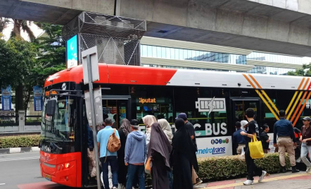 Murah Meriah! Naik Transjakarta Cuma Rp 12, Berlaku Hari Ini - GenPI.co
