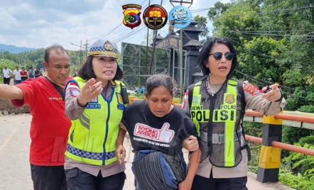 Viral Polwan Polda NTT Bantu Evakuasi Ibu Hamil Akan Melahirkan saat Jembatan Ambruk - GenPI.co