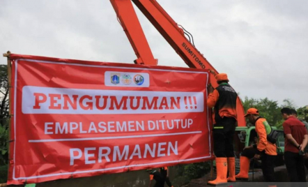Viral Sopir Truk Buang Sampah ke Kali Pesanggrahan, DLH: Itu Emplasemen Resmi - GenPI.co