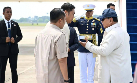 Guntur Romli PDIP Soroti Prabowo ke Luar Negeri, Disebut Tak Jawab Keluhan Publik - GenPI.co