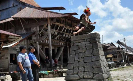 Rekomendasi Wisata Sumatera Utara, Mengagumi Lompat Batu di Desa Bawomataluo - GenPI.co