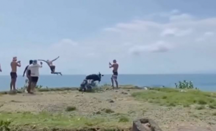 Viral WNA Belgia Lompat Tebing Pakai Motor di Bali, Berujung Dideportasi - GenPI.co