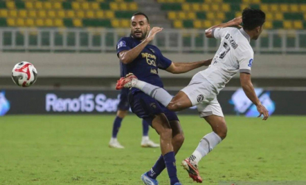 Carlos Pena Soroti Lini Depan Persita Tangerang, saat Dikalahkan Arema FC - GenPI.co