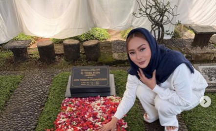 Inul Daratista Ziarah ke Makam Titiek Puspa, Rindu yang Tidak Pernah Usai - GenPI.co