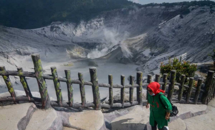 3 Rekomendasi Wisata Jawa Barat yang Punya Cerita Rakyat, Sejuknya Tangkuban Parahu - GenPI.co