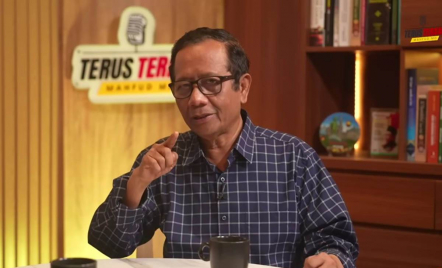 Mahfud MD Soroti Anggaran Kaus Kaki dan Motor Listrik MBG, Dinilai Pemborosan - GenPI.co