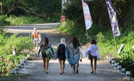 3 Rekomendasi Wisata Pantai Banyuwangi, Berselancar di Pulau Merah - GenPI.co
