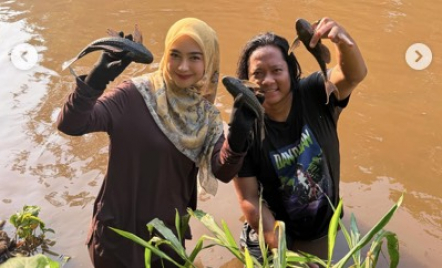 Ria Ricis Tangkap Ikan Sapu-Sapu di Sungai, Nggak Jijik Meski Air Keruh - GenPI.co
