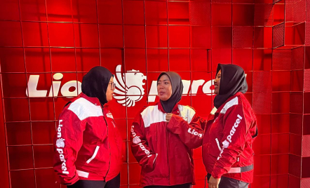 Semangat Kartini Masa Kini dalam Perjalanan Kurir Perempuan Lion Parcel - GenPI.co