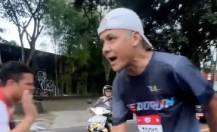 Ganjar Pranowo Ikut Lomba Lari, Kesopanannya Dipuji Netizen - GenPI.co