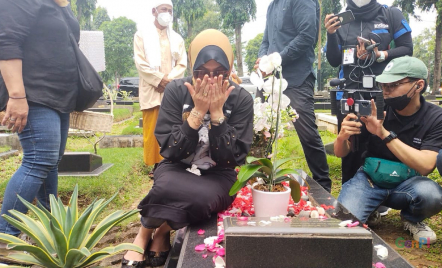 Memasuki Ramadan, Angelina Sondakh Berziarah ke Makam Sang Suami - GenPI.co