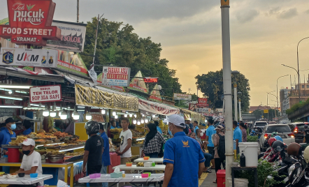 Awal Ramadan, Sentra Nasi Kapau Laris Manis Diserbu Pembeli - GenPI.co