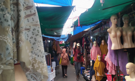 Pedagang Baju Koko di Pasar Tanah Abang Masih Sepi Pembeli - GenPI.co