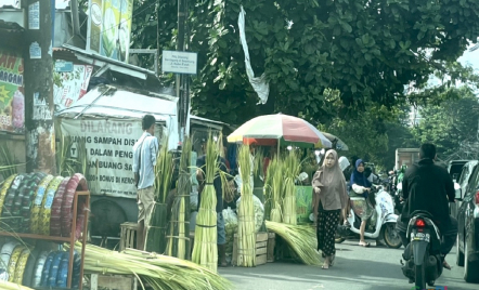 Pedagang Kulit Ketupat Mulai Ramai di Pasar Lembang Ciledug - GenPI.co