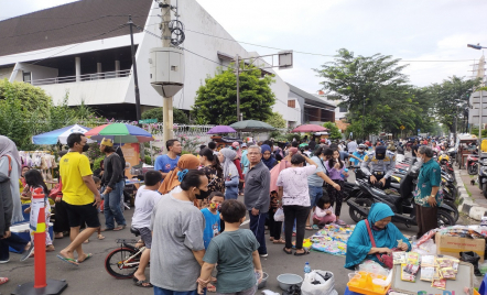 Warga Serbu Bazar di HBKB Rawamangun - GenPI.co