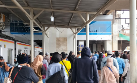 Ribuan Penumpang Transit di Stasiun Manggarai Hari Ini, Kata KAI - GenPI.co