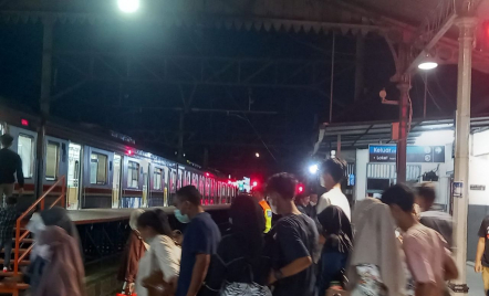 Libur Nasional, Penumpang KRL Stasiun Rawa Buntu Terpantau Ramai - GenPI.co