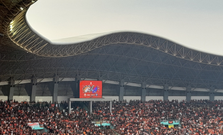 Lepas Kerinduan, Jakmania Bikin Stadion Patriot Bergemuruh - GenPI.co