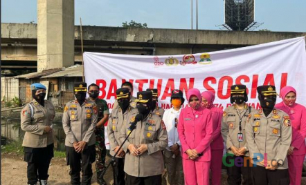 Jelang HUT Ke-74, Polwan Gelar Bakti Sosial di Jakarta Utara - GenPI.co
